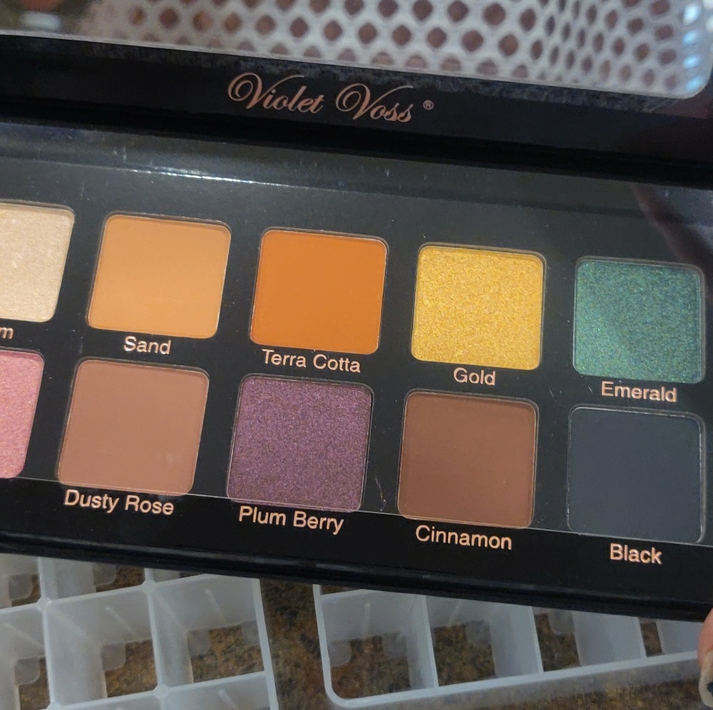 Violet Voss Essentials Pallette